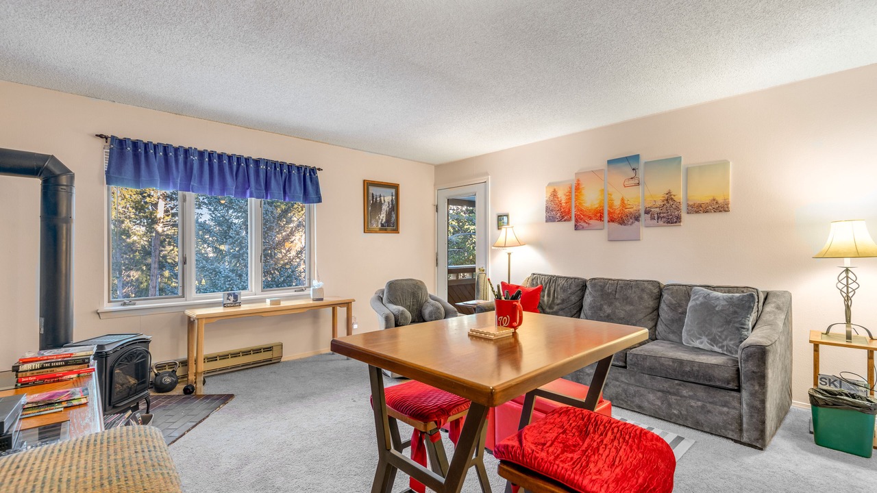 Photo of Livingroom in Peak 8