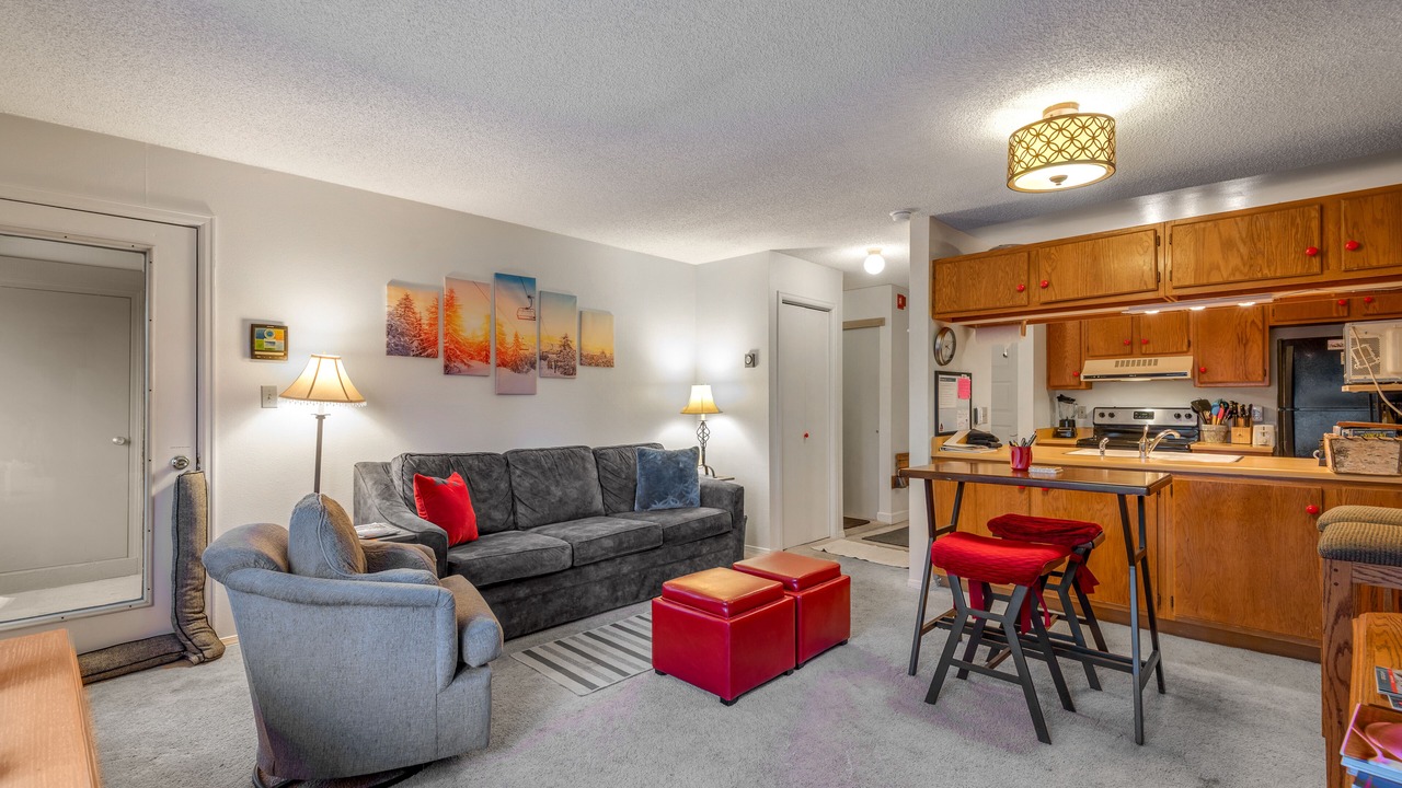 Photo of Livingroom in Peak 8