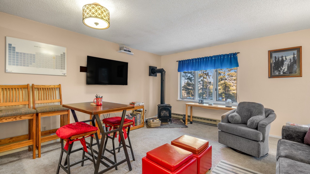 Photo of Livingroom in Peak 8