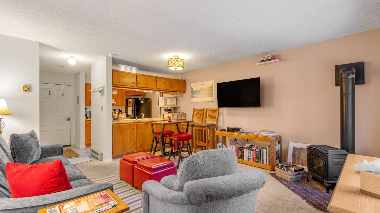 Photo of Livingroom in Peak 8