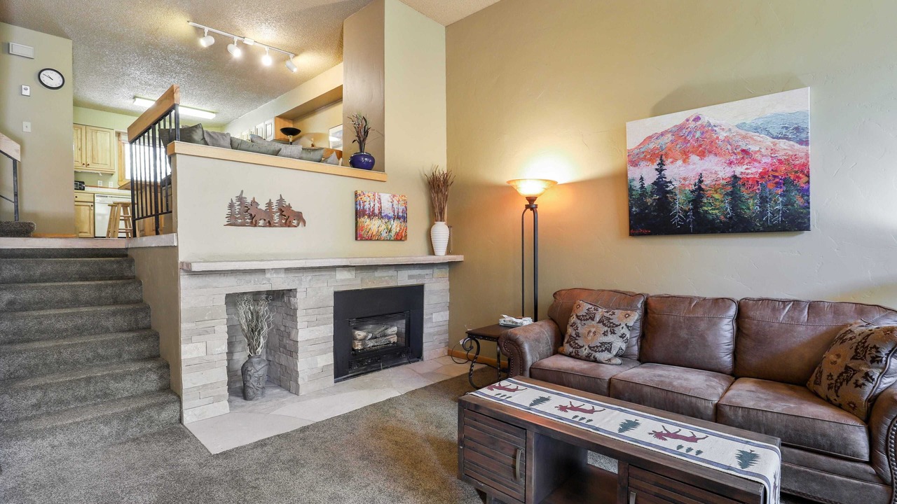 Photo of Livingroom in Peak 9