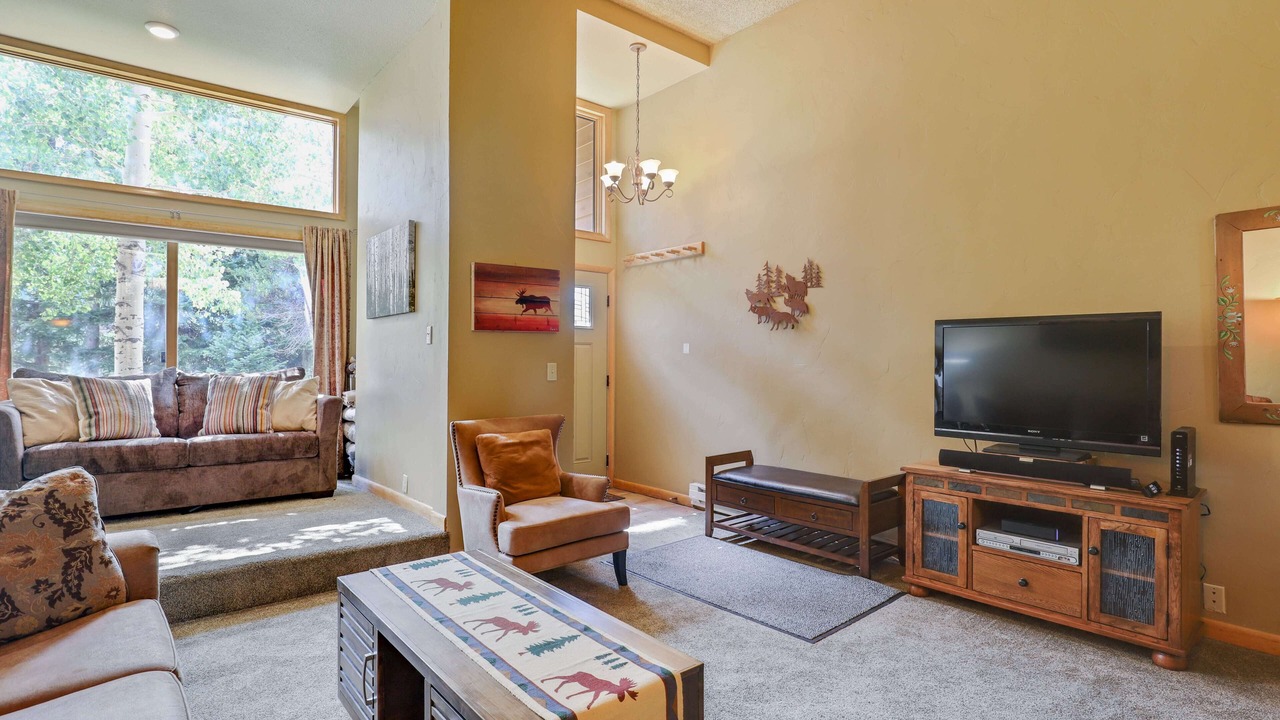 Photo of Livingroom in Peak 9