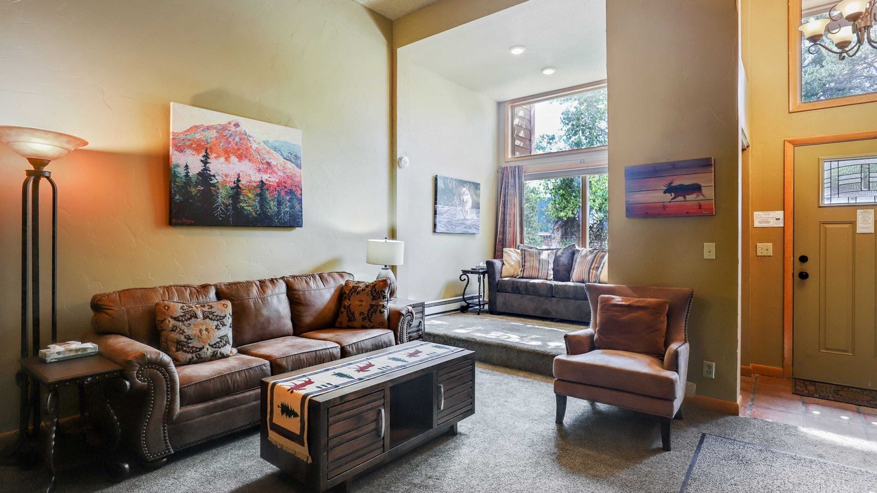 Photo of Livingroom in Peak 9