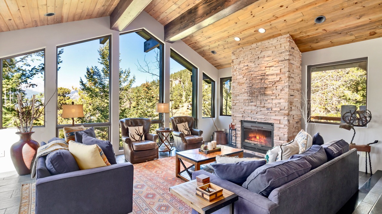 Photo of Livingroom in Windcliff Estates