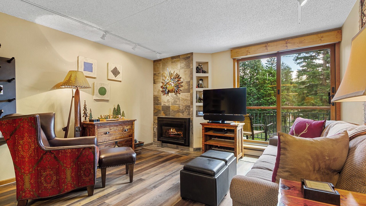 Photo of Livingroom in Peak 9
