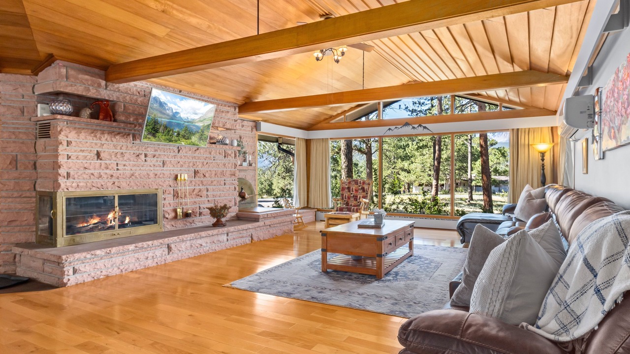 Photo of Livingroom in Stanley Hills