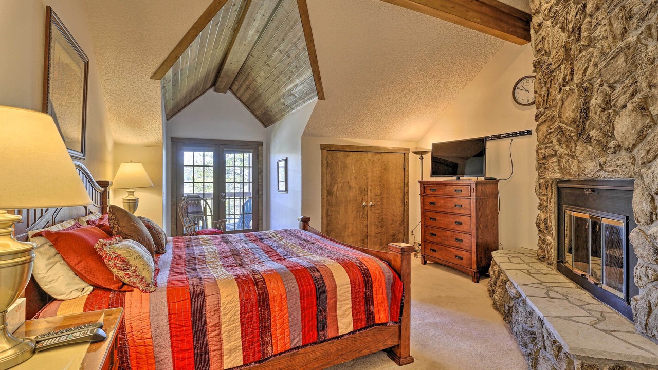 Photo of Livingroom in Summit Cove