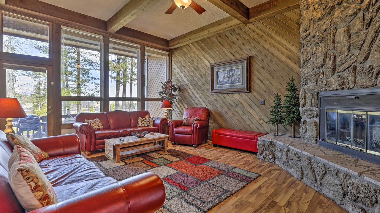 Photo of Livingroom in Summit Cove