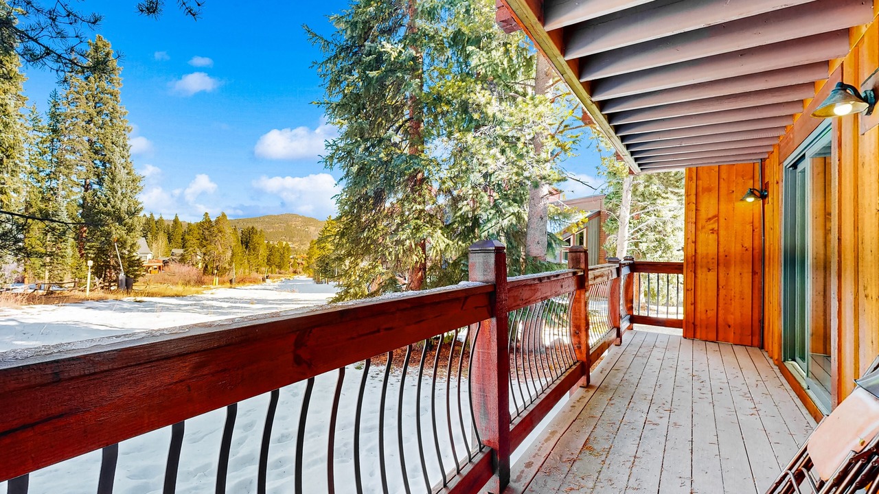 Photo of Outdoor in Four O'Clock