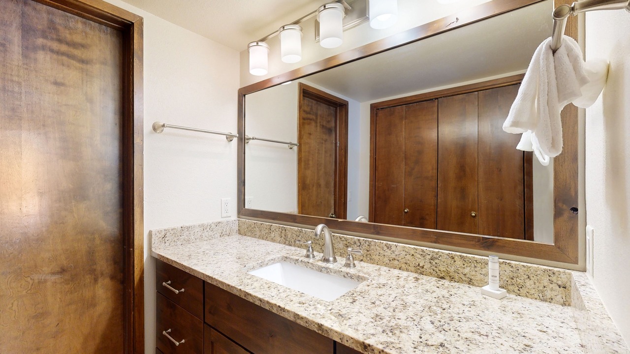 Photo of Bathroom in Four O'Clock