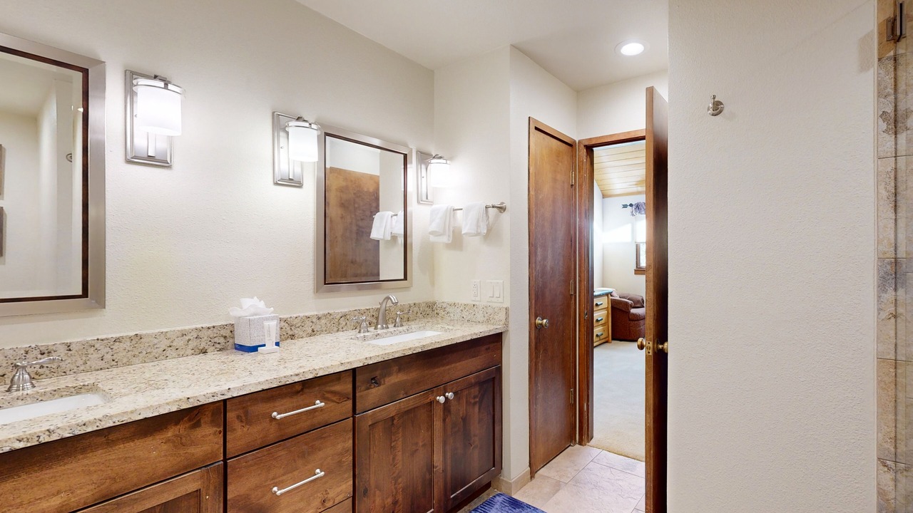 Photo of Bathroom in Four O'Clock
