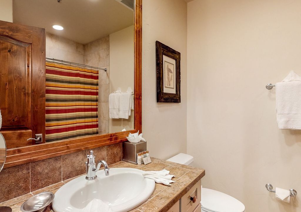 Photo of Bathroom in Four O'Clock