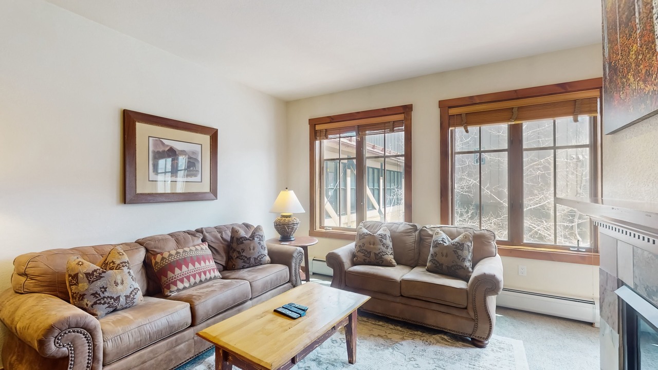 Photo of Livingroom in Peak 9