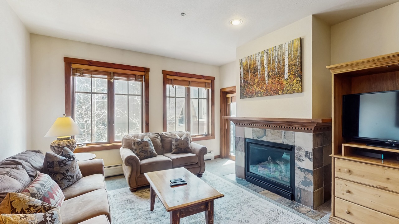 Photo of Livingroom in Peak 9