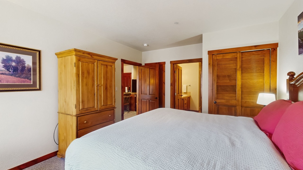 Photo of Bedroom in Peak 9
