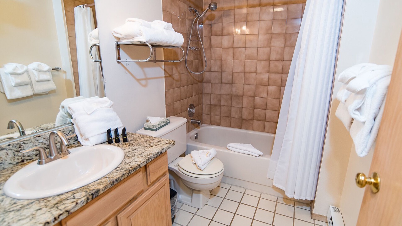 Photo of Bathroom in Four O'Clock