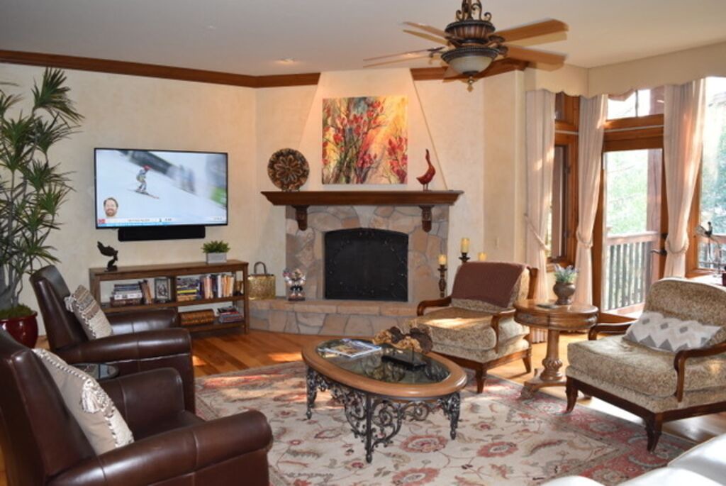 Photo of Livingroom in Edwards