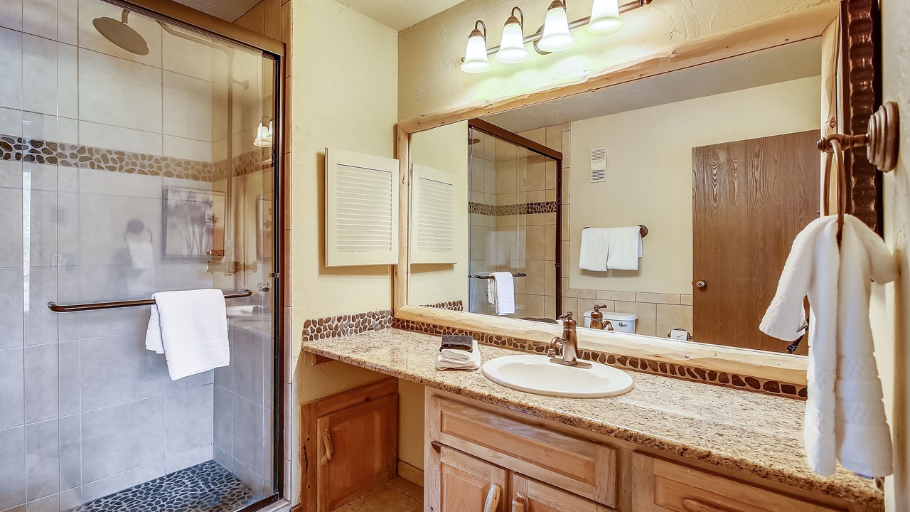 Photo of Bathroom in Peak 9