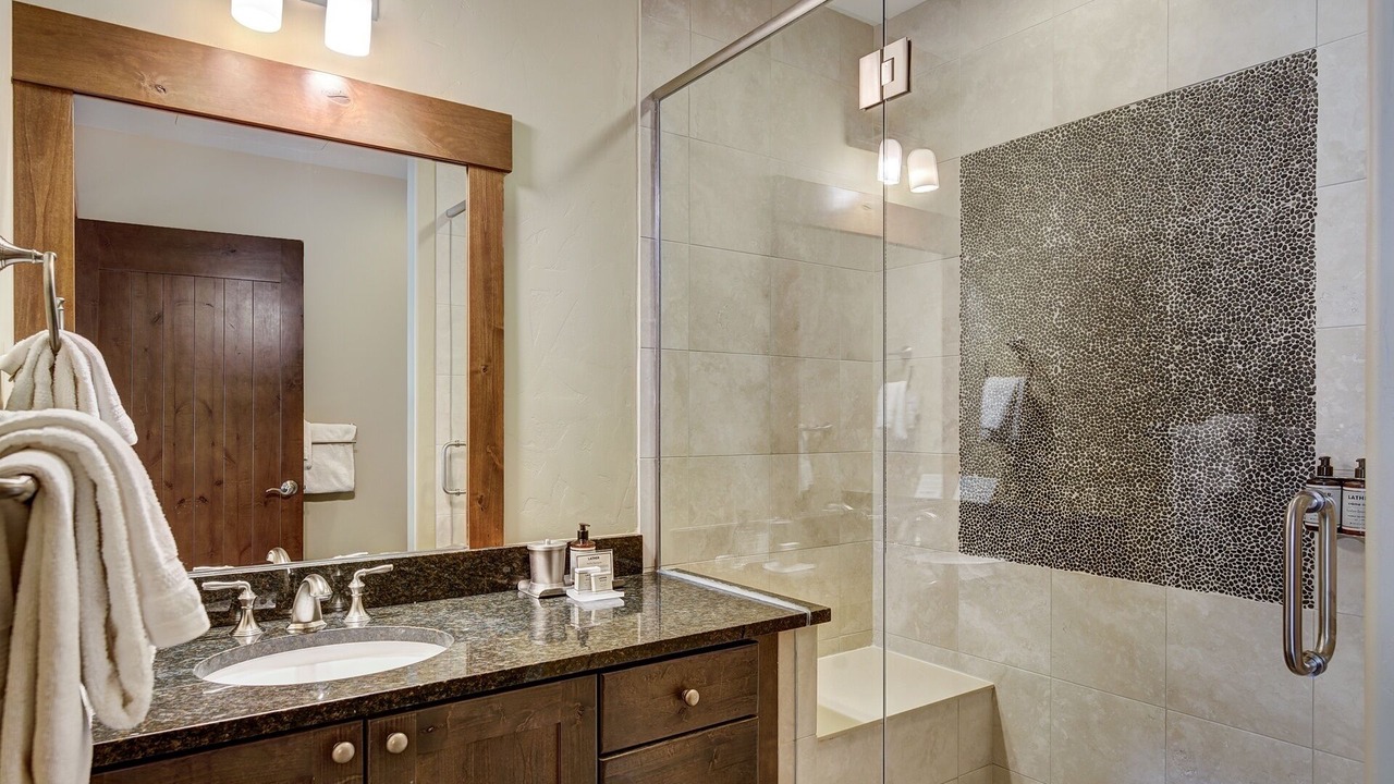 Photo of Bathroom in Peak 8