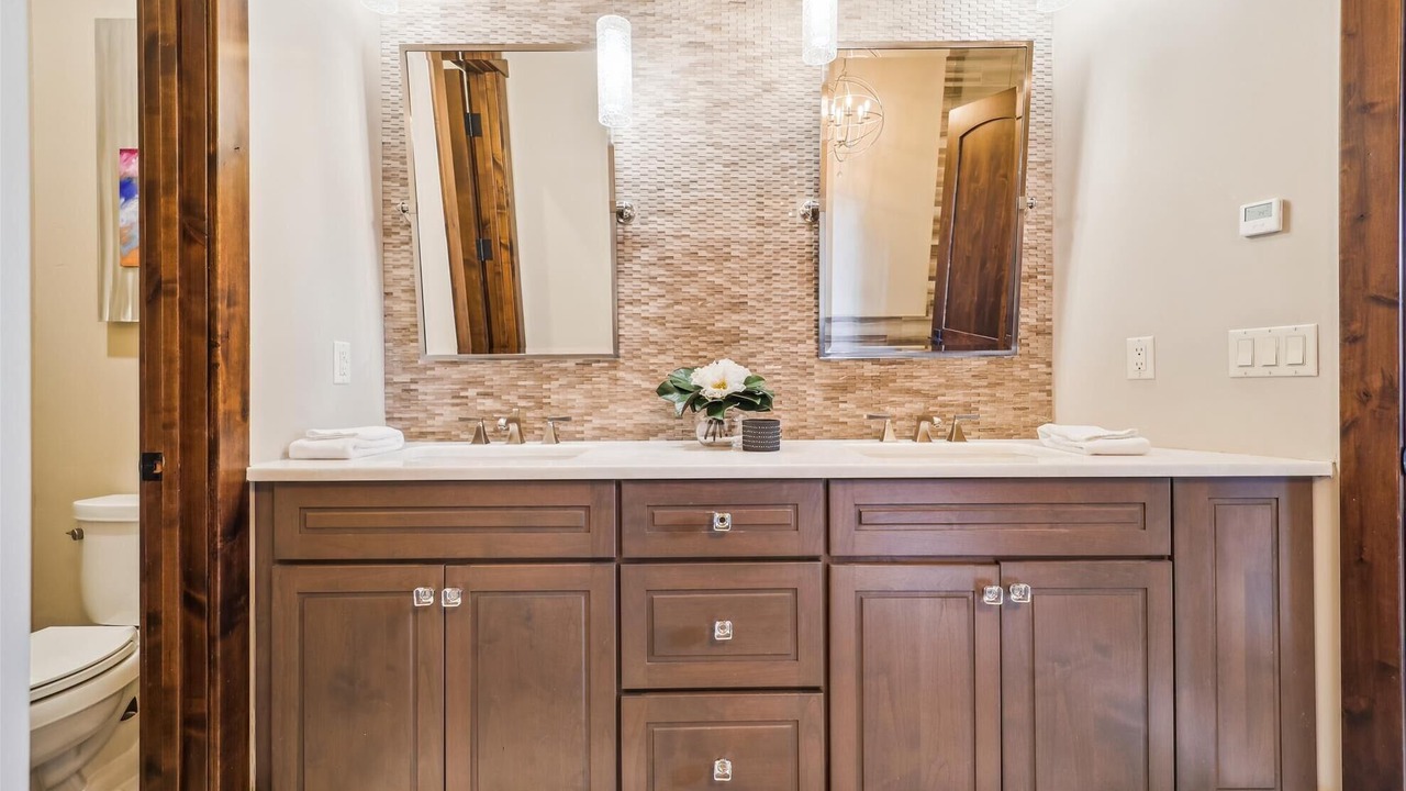 Photo of Bathroom in Peak 8