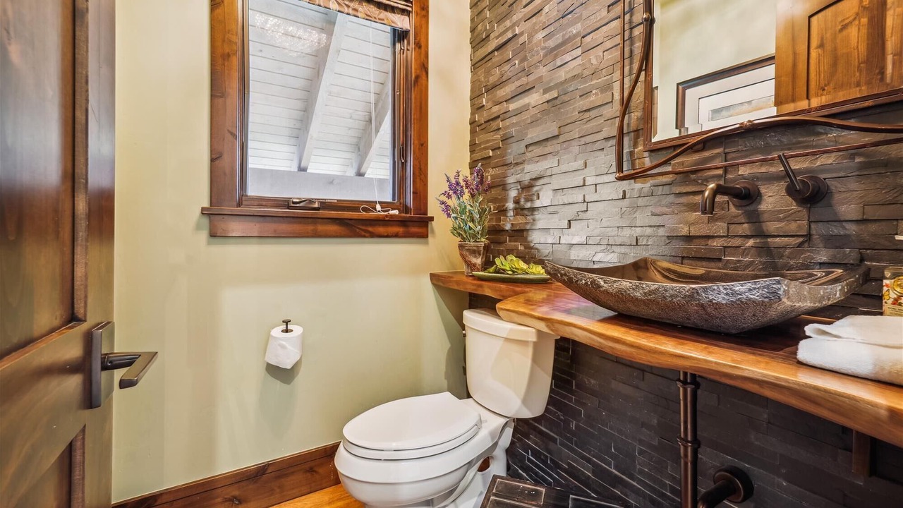 Photo of Bathroom in Peak 8