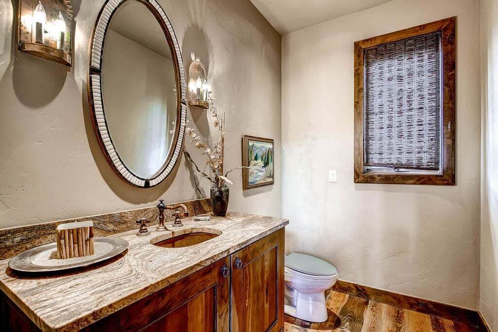 Photo of Bathroom in Four O'Clock