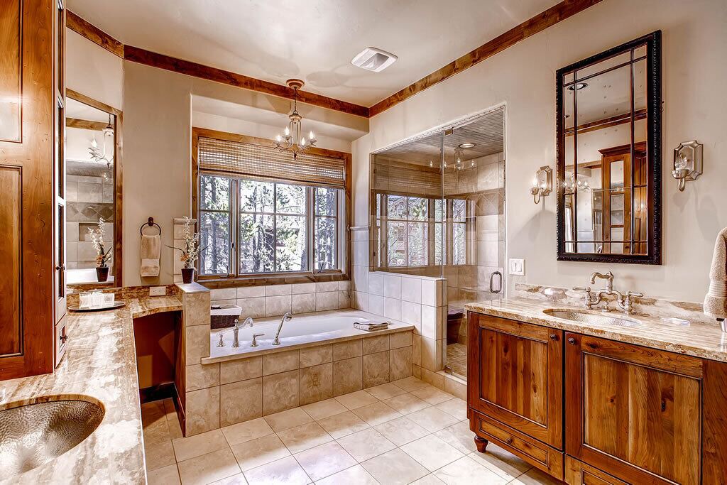 Photo of Bathroom in Four O'Clock