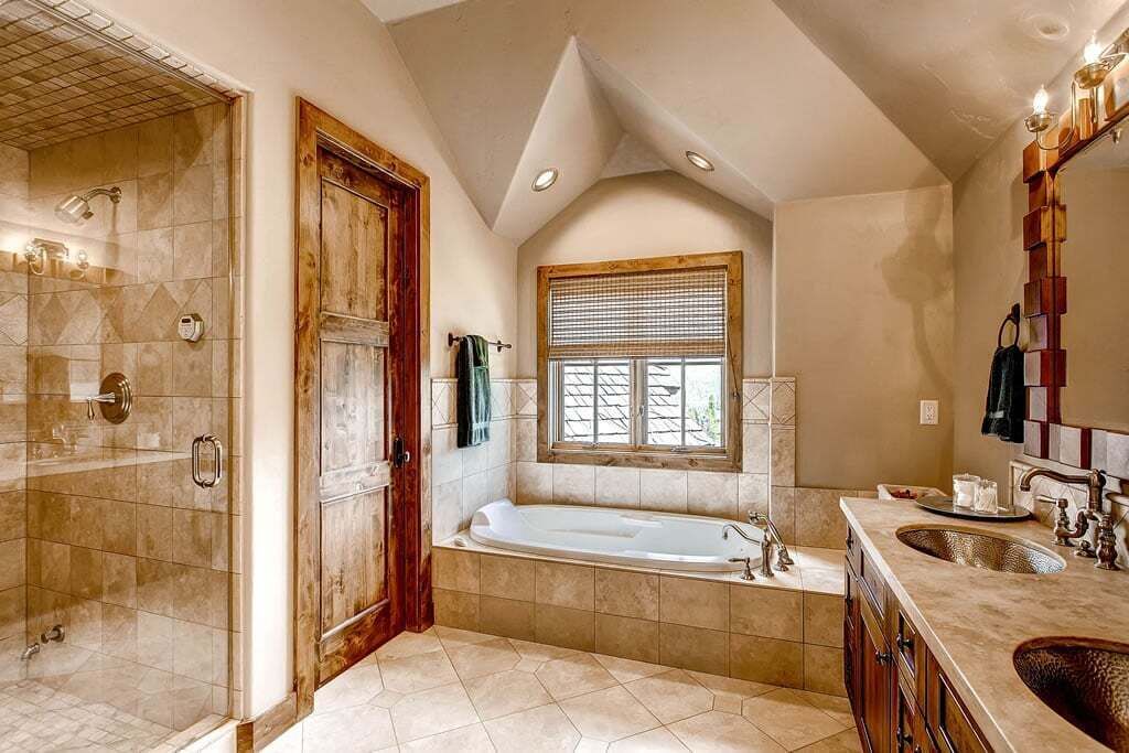 Photo of Bathroom in Four O'Clock