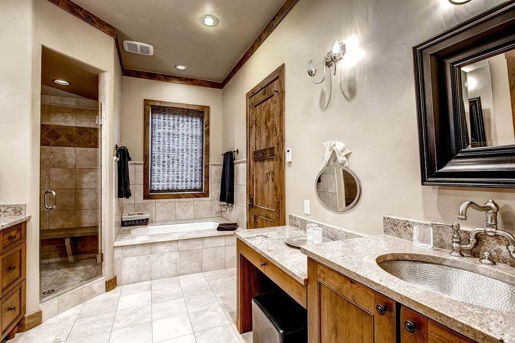 Photo of Bathroom in Four O'Clock