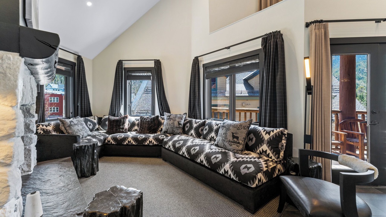 Photo of Livingroom in River Run