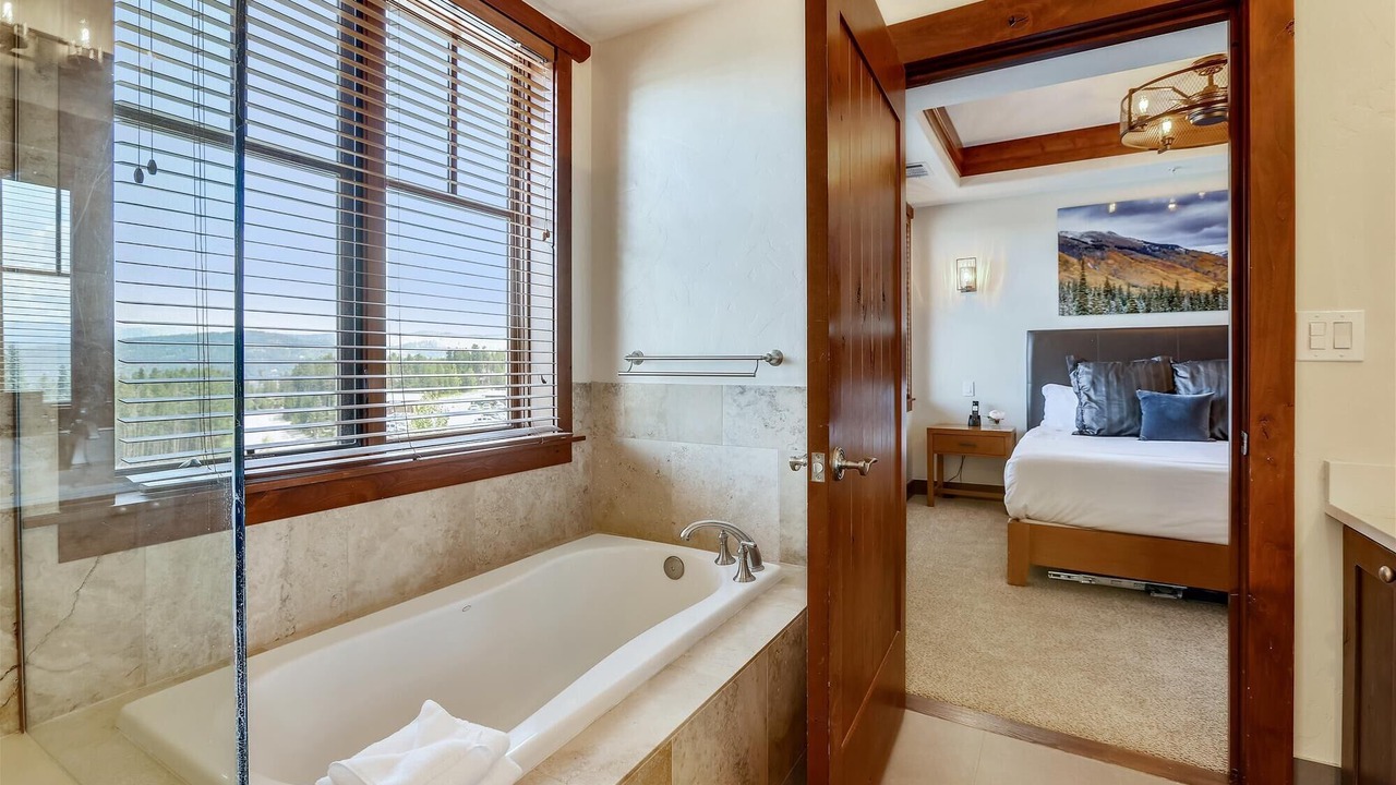 Photo of Bathroom in Peak 8