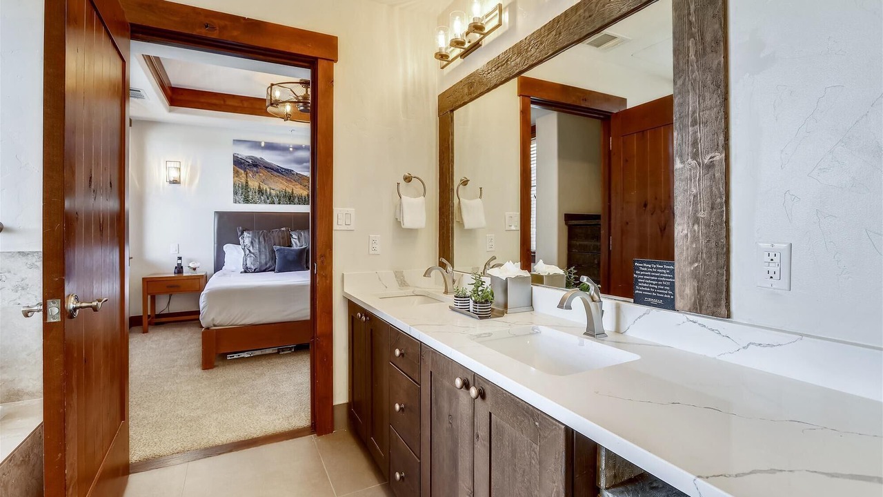 Photo of Bathroom in Peak 8