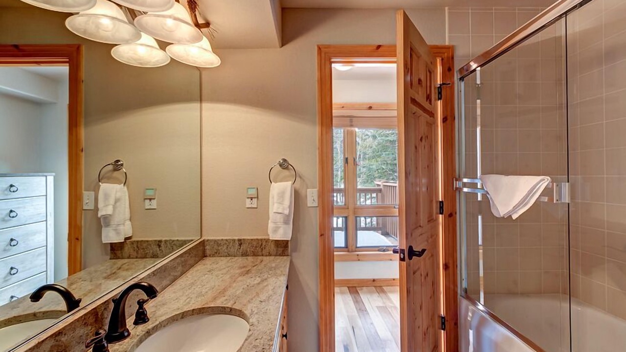 Photo of Bathroom in Four O'Clock