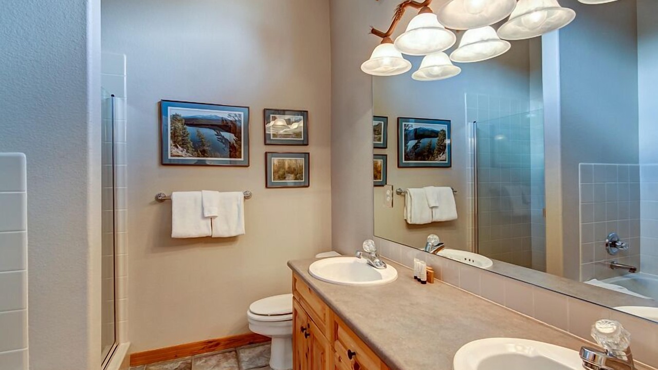 Photo of Bathroom in Four O'Clock