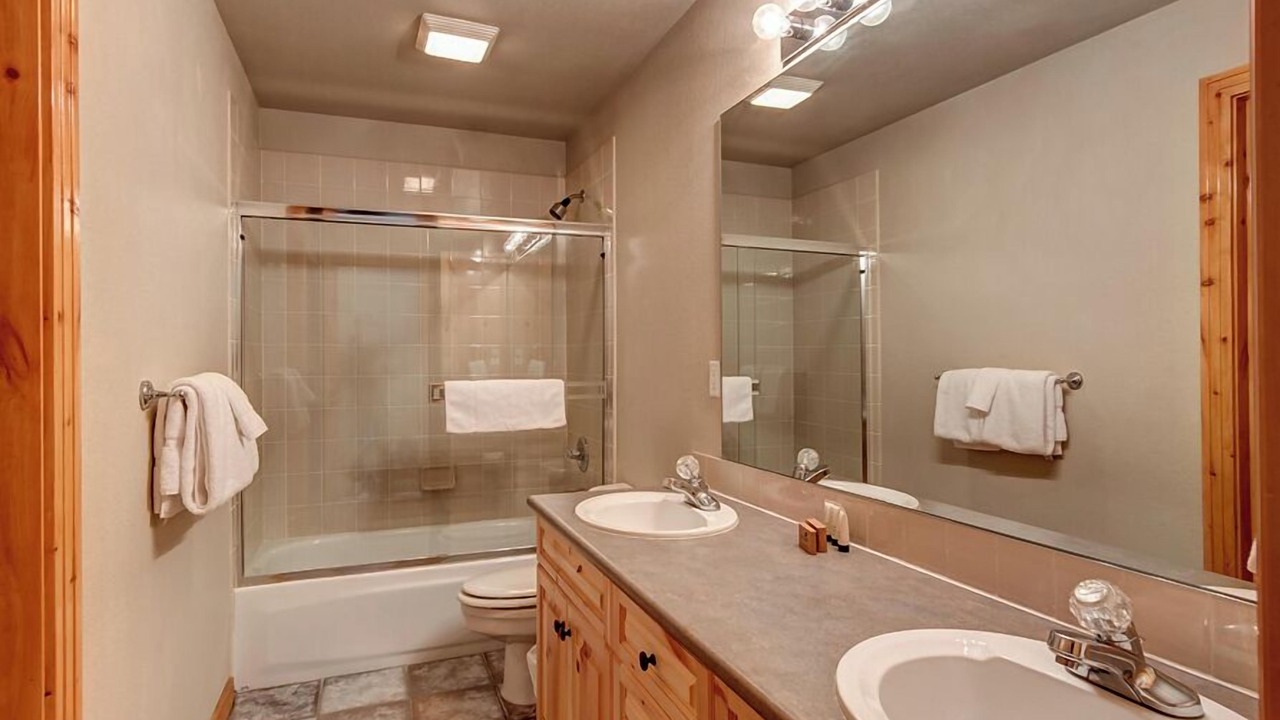Photo of Bathroom in Four O'Clock