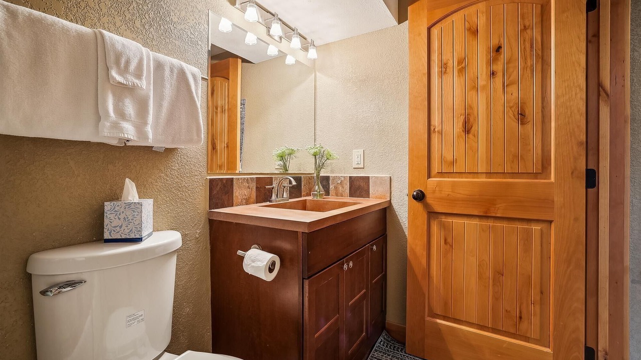 Photo of Bathroom in Four O'Clock