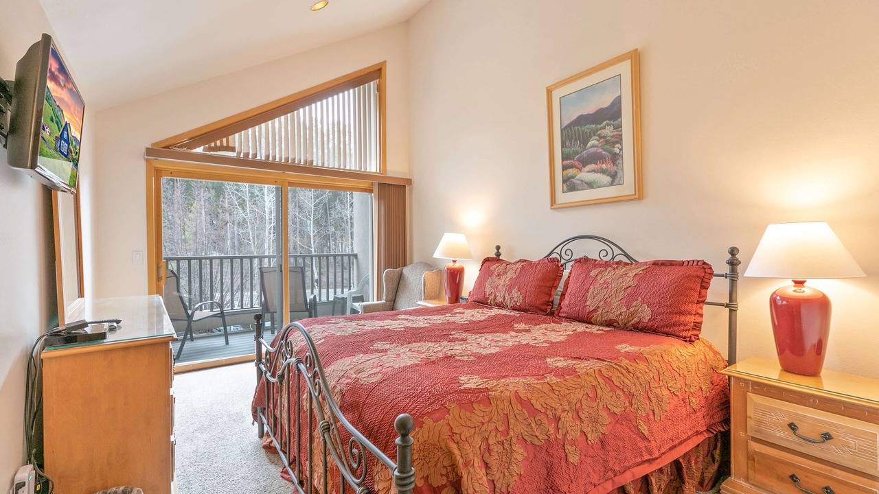 Photo of Bedroom in Peak 9