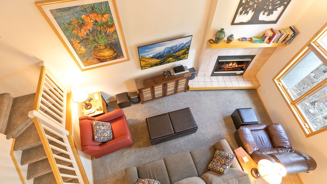 Photo of Livingroom in Peak 9