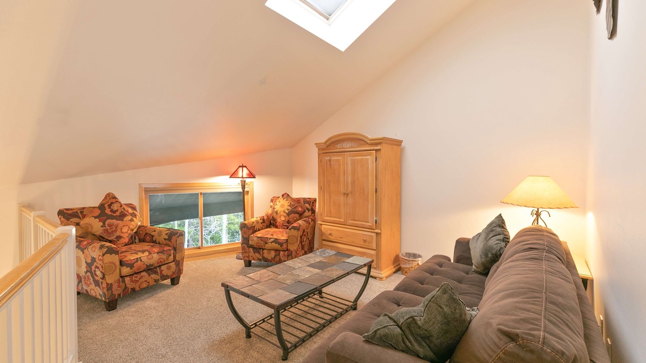 Photo of Livingroom in Peak 9