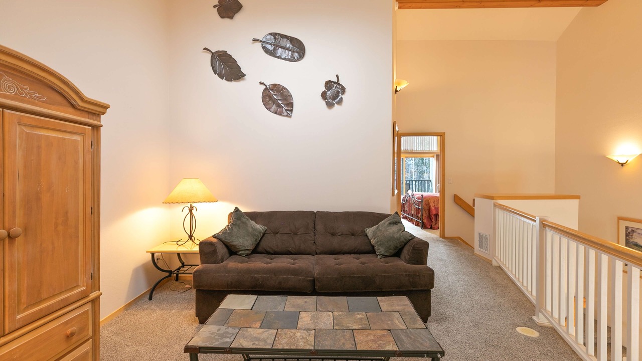 Photo of Livingroom in Peak 9