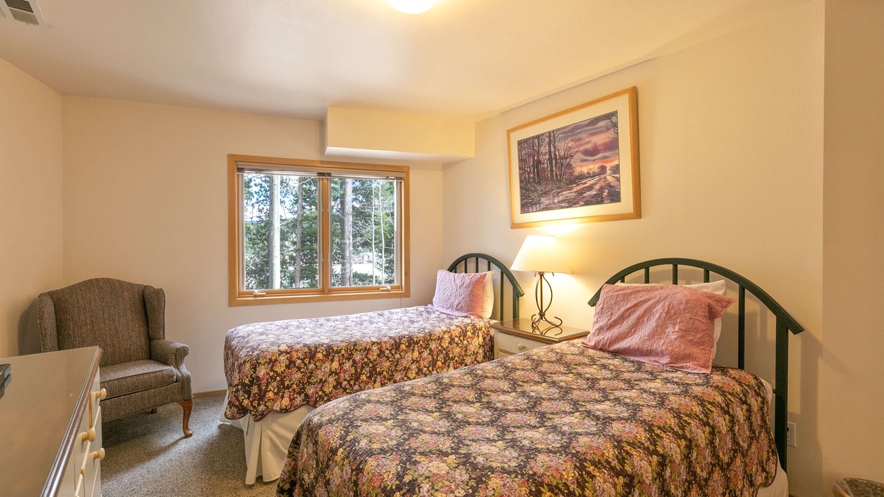 Photo of Bedroom in Peak 9