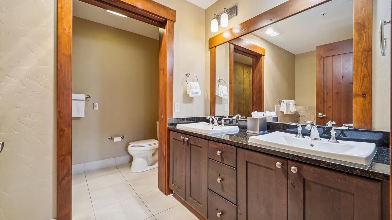 Photo of Bathroom in Peak 8