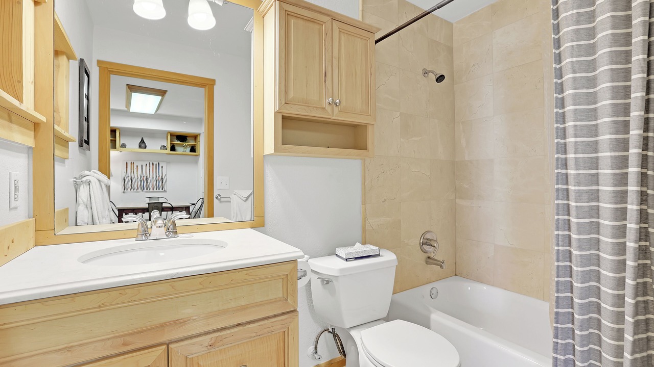 Photo of Bathroom in Four O'Clock