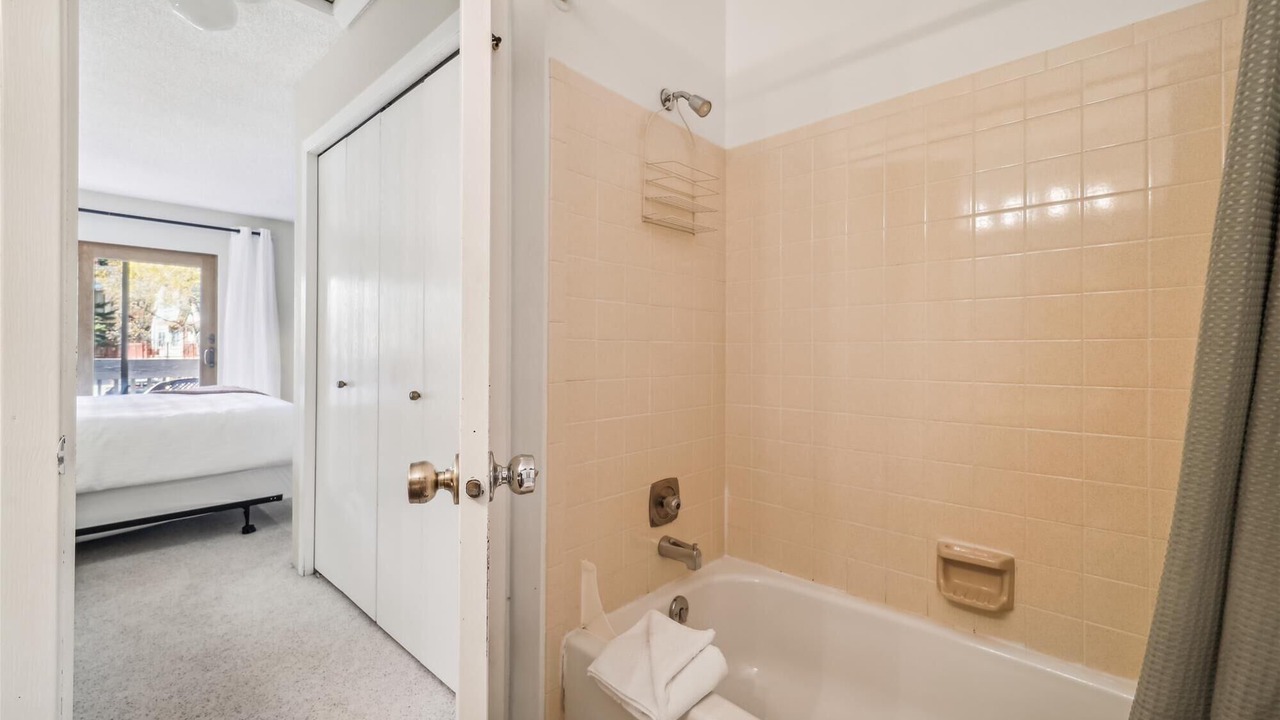 Photo of Bathroom in Four O'Clock