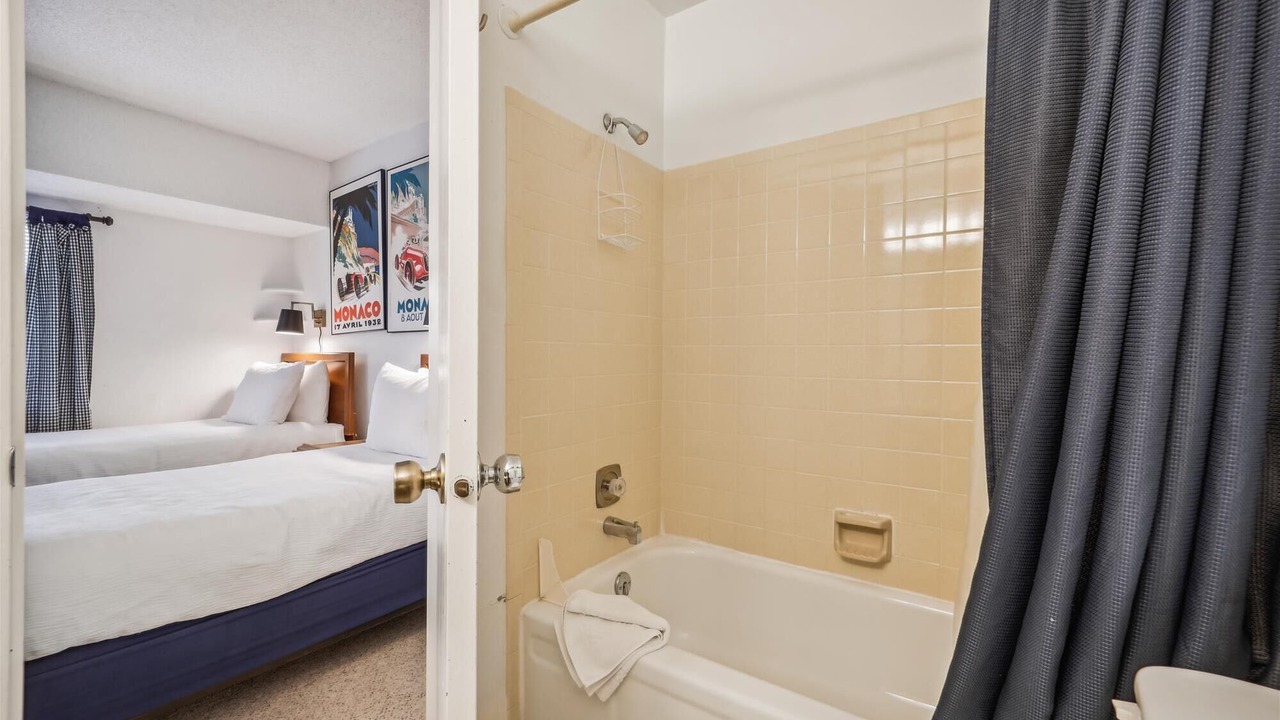 Photo of Bathroom in Four O'Clock