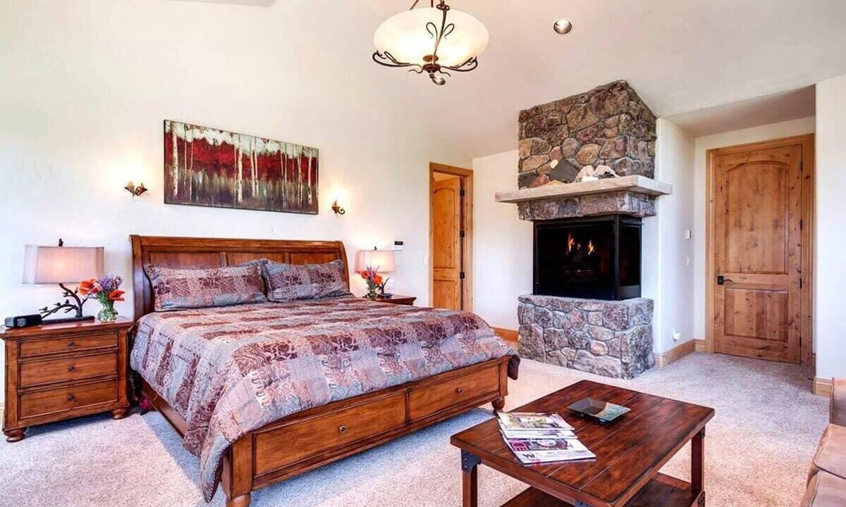 Photo of Livingroom in Warrior's Mark West