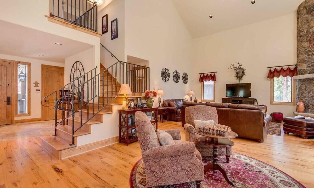 Photo of Livingroom in Warrior's Mark West