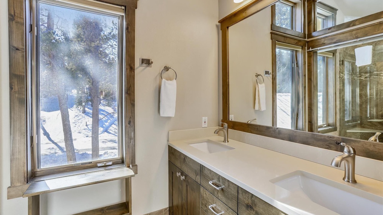 Photo of Bathroom in Peak 8
