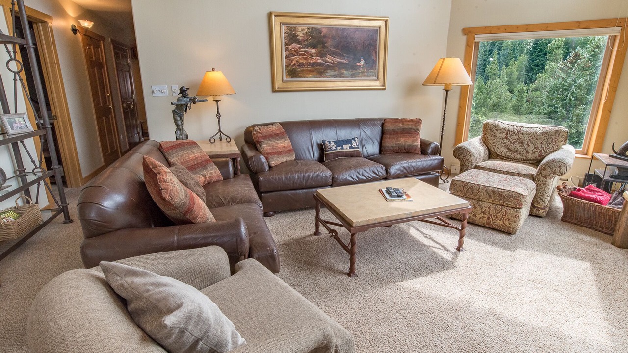 Photo of Livingroom in Peak 9