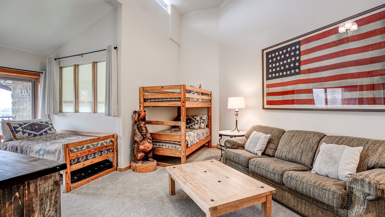 Photo of Livingroom in Peak 9